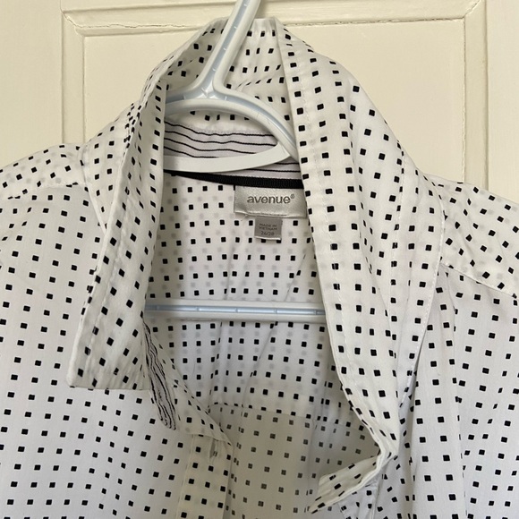 26/28 Avenue Dotted Print Button Up Blouse with 3/4 Sleeve and Shirttail Hem - Picture 6 of 17